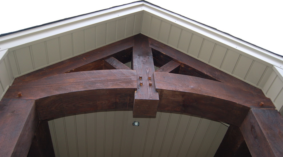 Idée de décoration pour un porche d'entrée de maison avant craftsman de taille moyenne avec une extension de toiture.