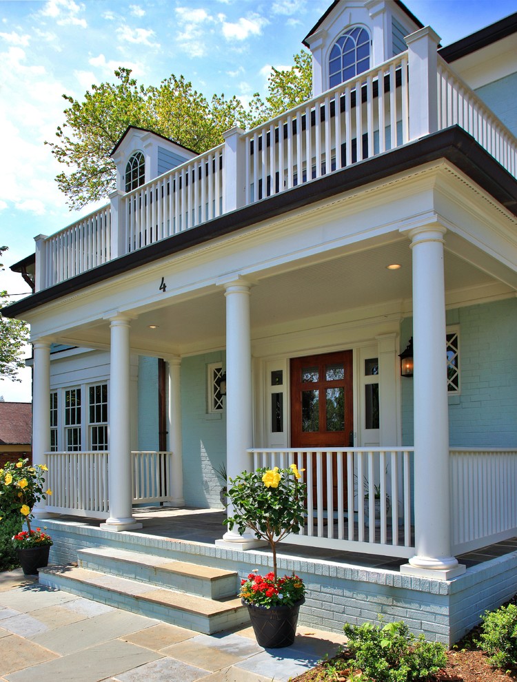 Inspiration pour un grand porche d'entrée de maison avant traditionnel avec des pavés en pierre naturelle.