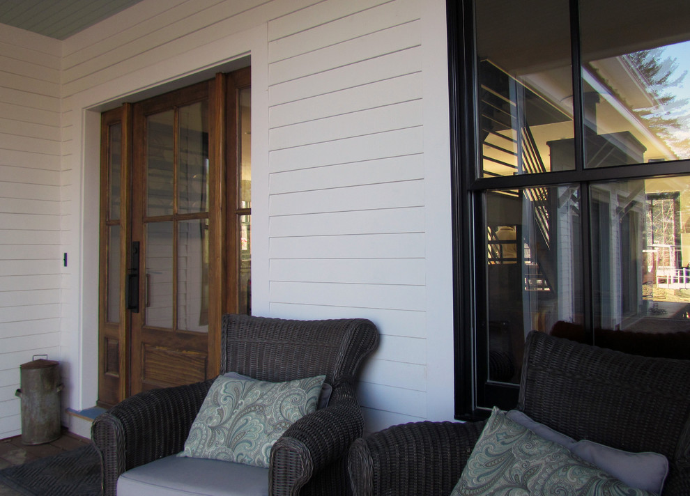 Idéer för en mellanstor lantlig veranda framför huset, med trädäck och takförlängning