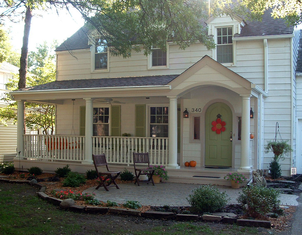 Idée de décoration pour un porche d'entrée de maison avant tradition.