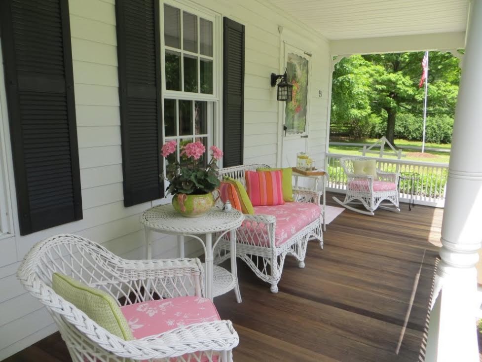 Inspiration pour un porche d'entrée de maison avant traditionnel de taille moyenne avec une terrasse en bois et une extension de toiture.