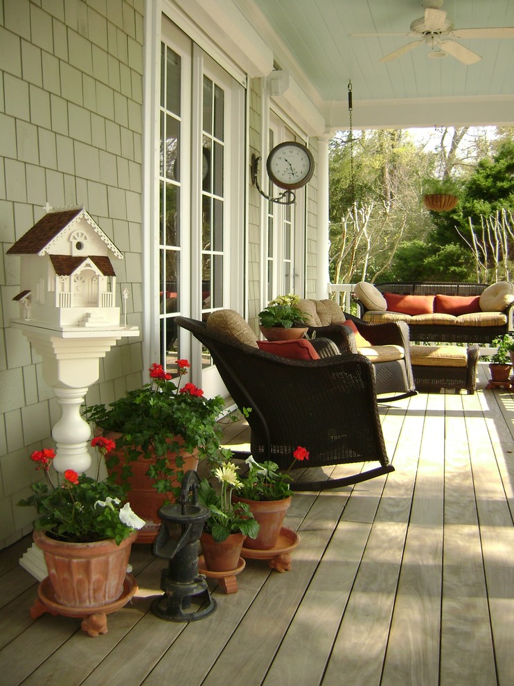 Inspiration for a timeless porch remodel in Wilmington with decking