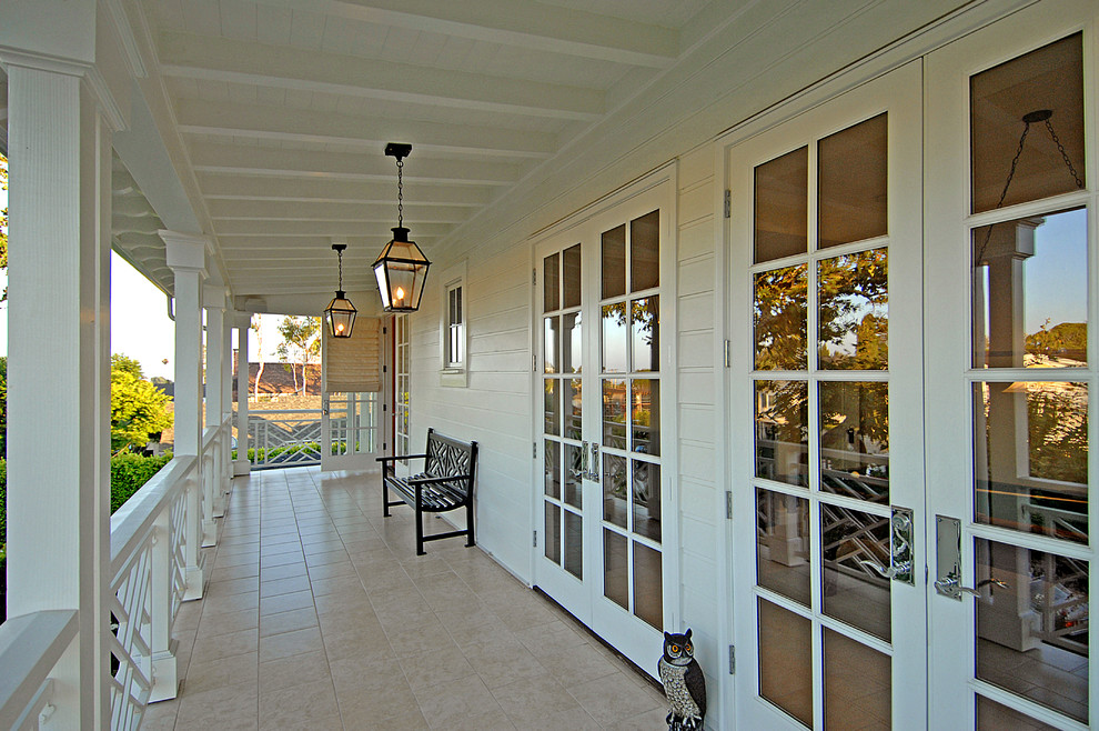 Ejemplo de terraza tradicional en patio delantero con iluminación