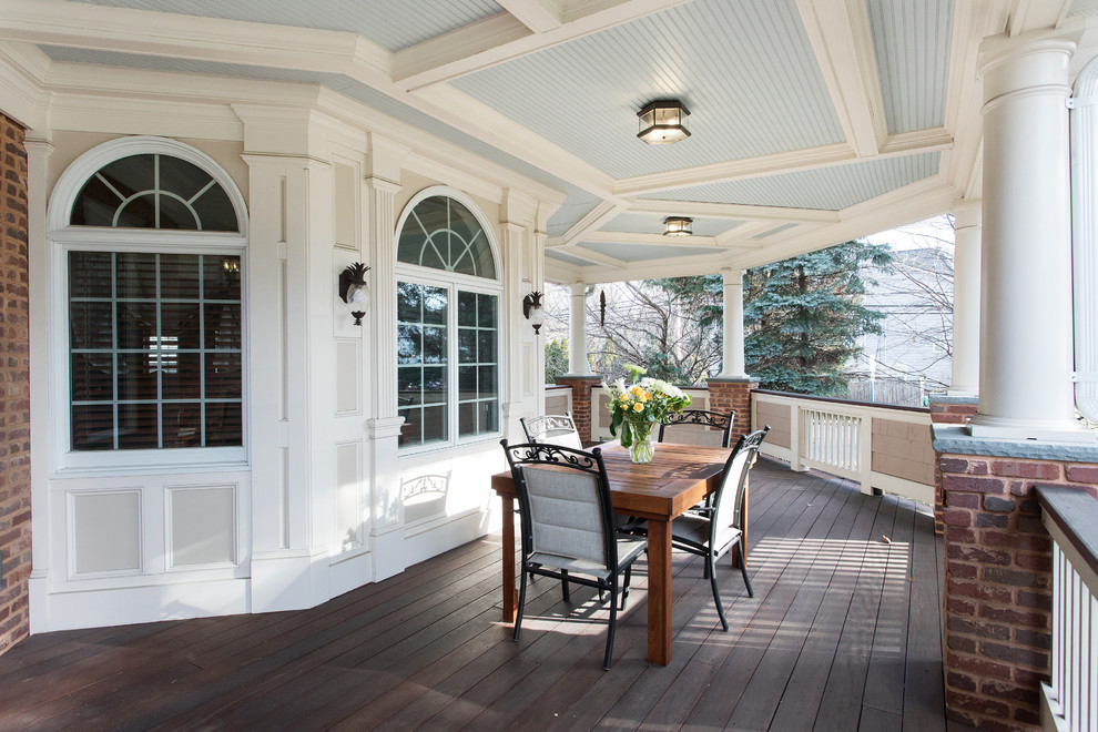 Aménagement d'un très grand porche d'entrée de maison avant classique avec des pavés en pierre naturelle et une extension de toiture.