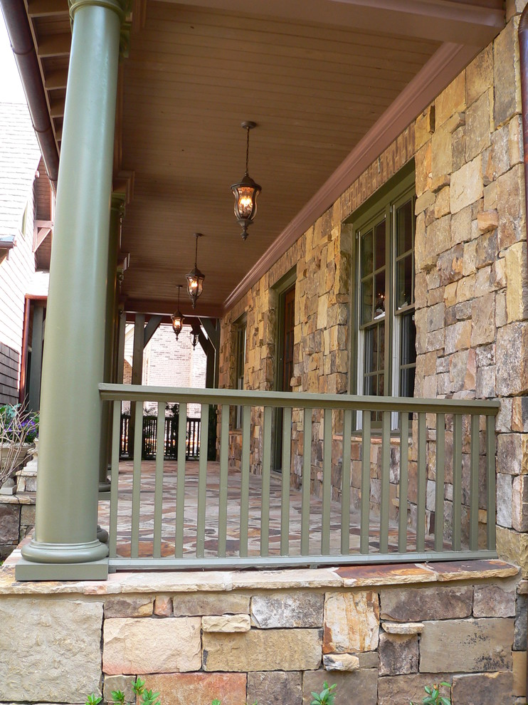 Esempio di un portico stile rurale di medie dimensioni e davanti casa con un portico chiuso, pavimentazioni in pietra naturale e un tetto a sbalzo