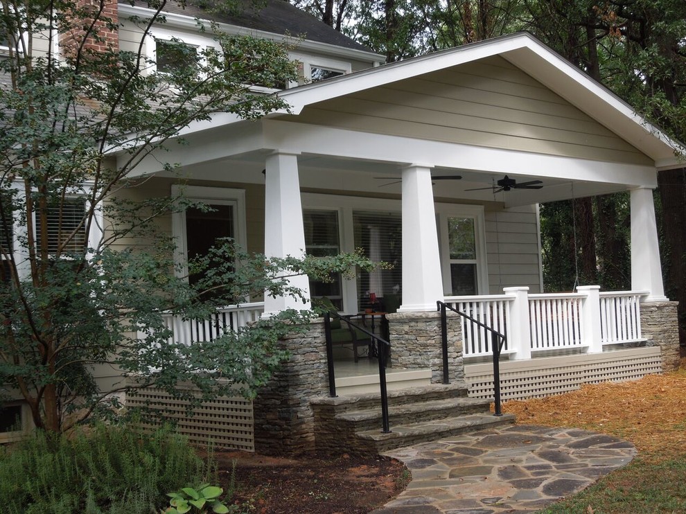 Immagine di un portico american style di medie dimensioni e davanti casa con un tetto a sbalzo