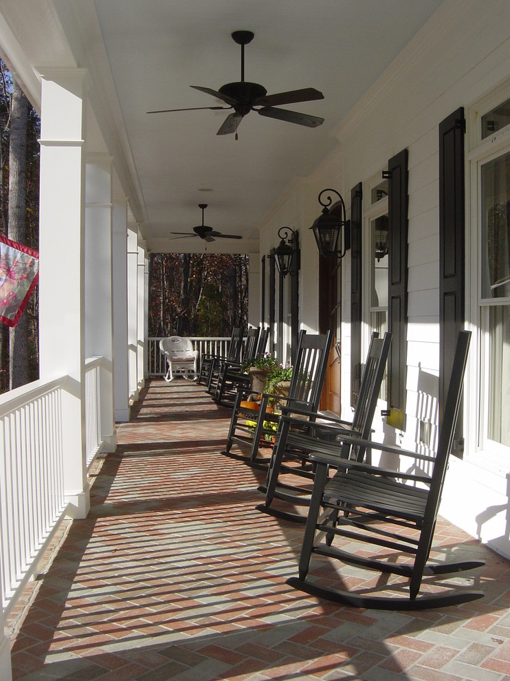 Foto på en vintage veranda framför huset