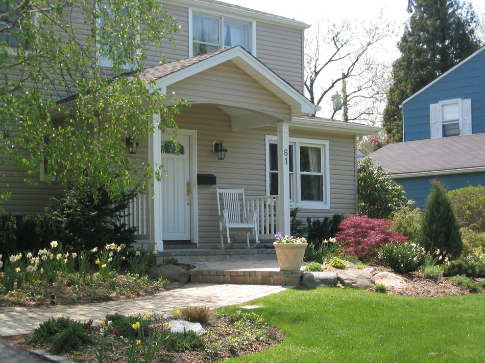 Источник вдохновения для домашнего уюта: веранда среднего размера на переднем дворе в современном стиле с мощением тротуарной плиткой
