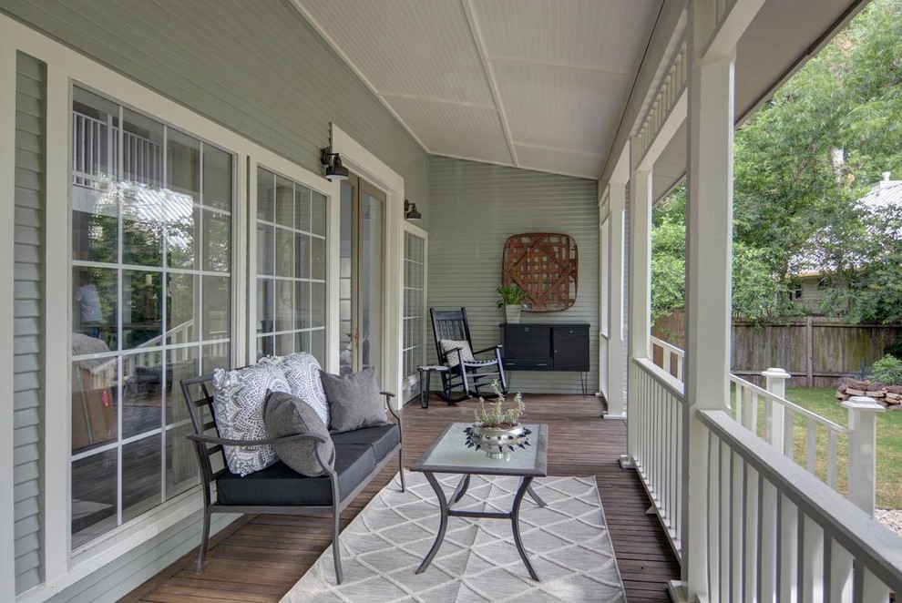 Cette photo montre un porche d'entrée de maison avant nature de taille moyenne avec une terrasse en bois et une extension de toiture.