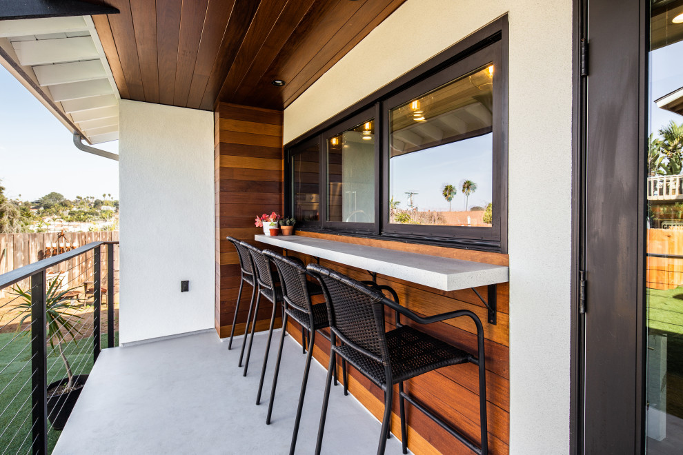 Mittelgroßes, Überdachtes Maritimes Veranda im Vorgarten mit Outdoor-Küche und Betonplatten in San Diego