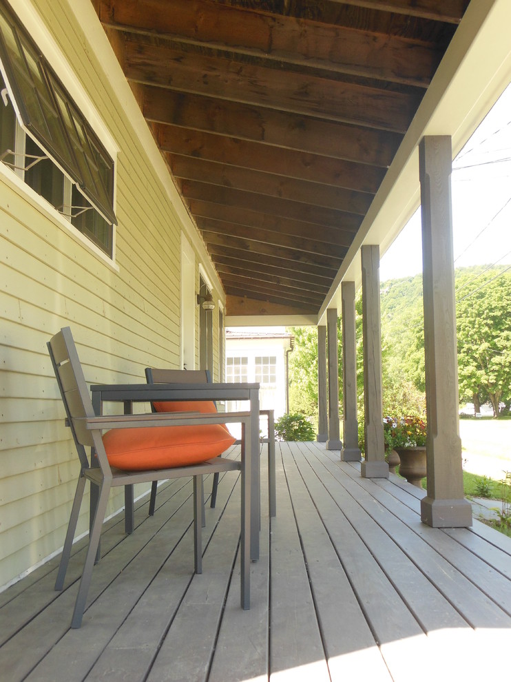 Imagen de terraza clásica de tamaño medio en patio delantero y anexo de casas con adoquines de piedra natural
