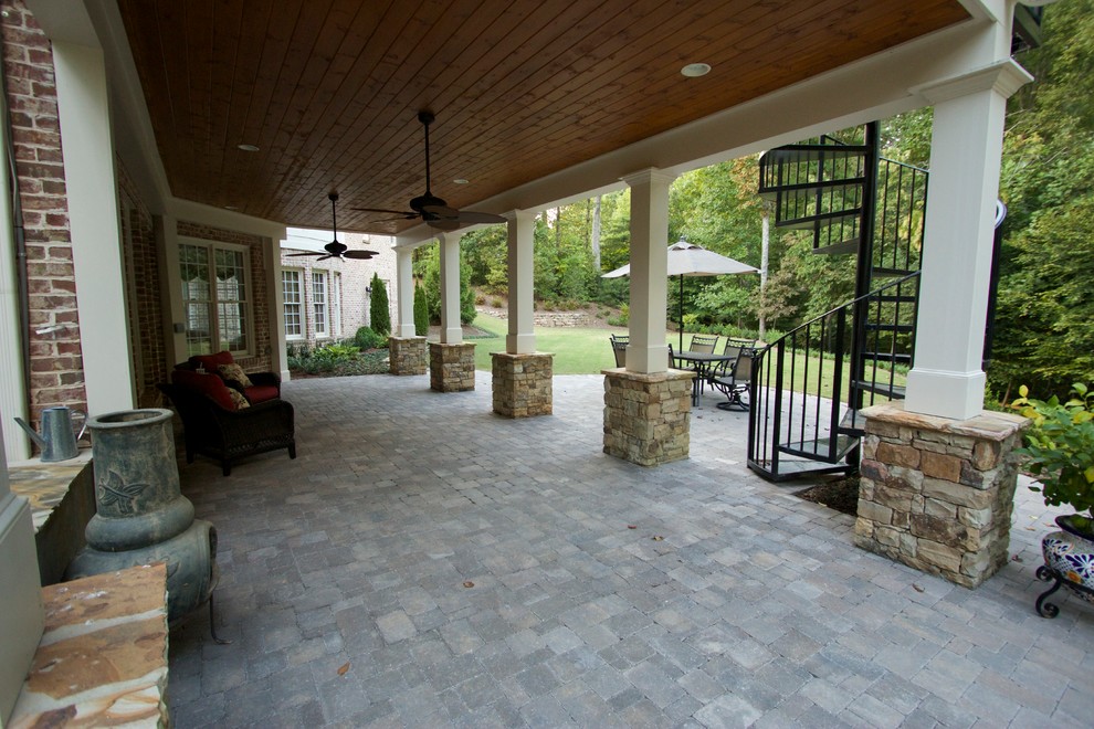 Cette image montre un porche d'entrée de maison arrière traditionnel de taille moyenne avec une moustiquaire et des pavés en pierre naturelle.