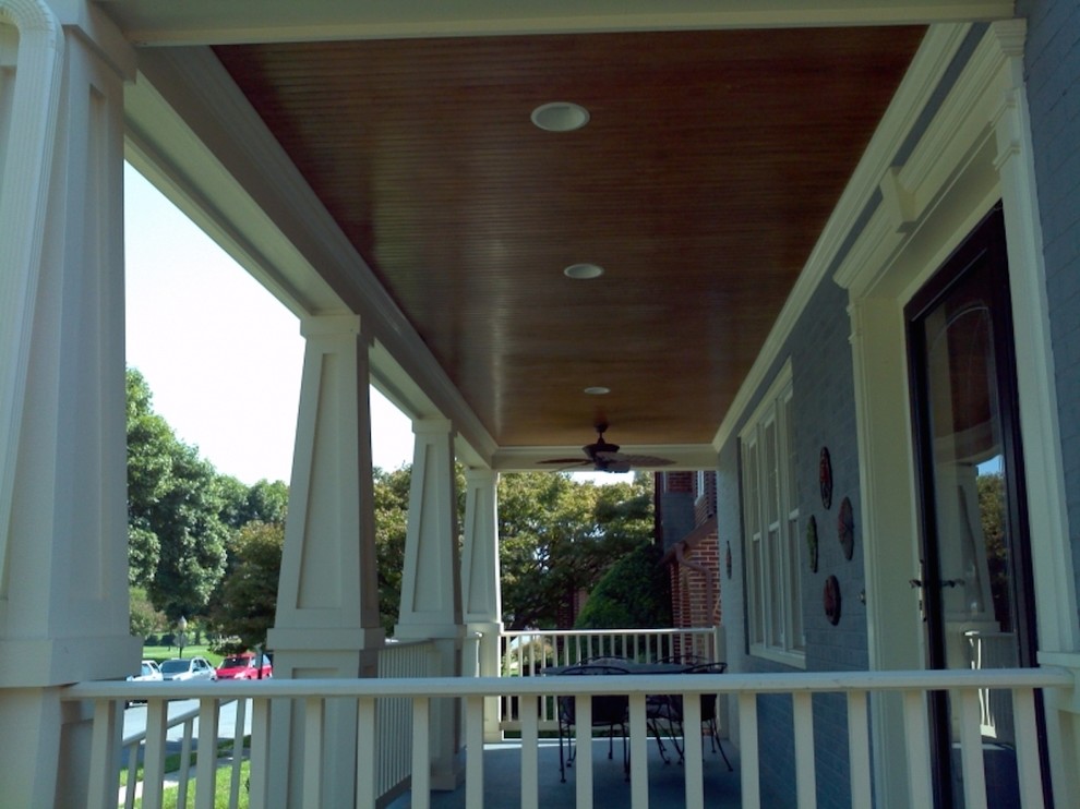 Immagine di un portico stile americano di medie dimensioni e davanti casa con pedane e un tetto a sbalzo