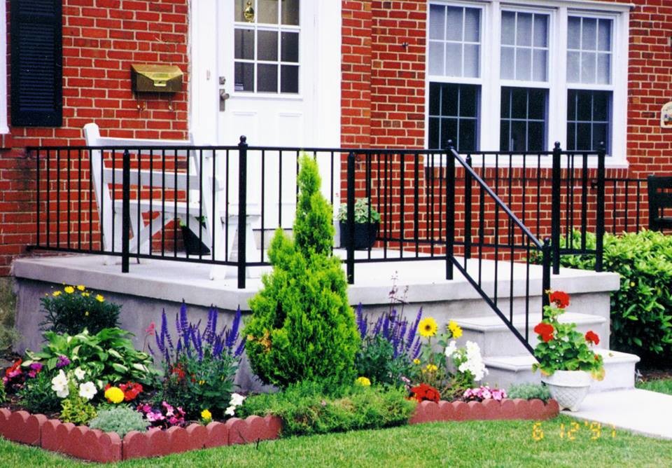 На фото: маленькая веранда на переднем дворе в стиле неоклассика (современная классика) для на участке и в саду с