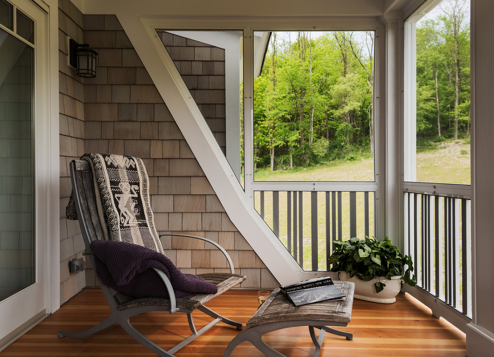 Bild på en lantlig veranda, med trädäck och takförlängning