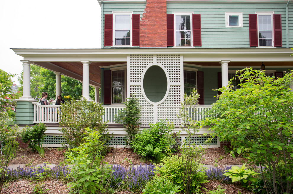 Источник вдохновения для домашнего уюта: большая веранда с огородом на боковом дворе в классическом стиле с покрытием из каменной брусчатки и навесом