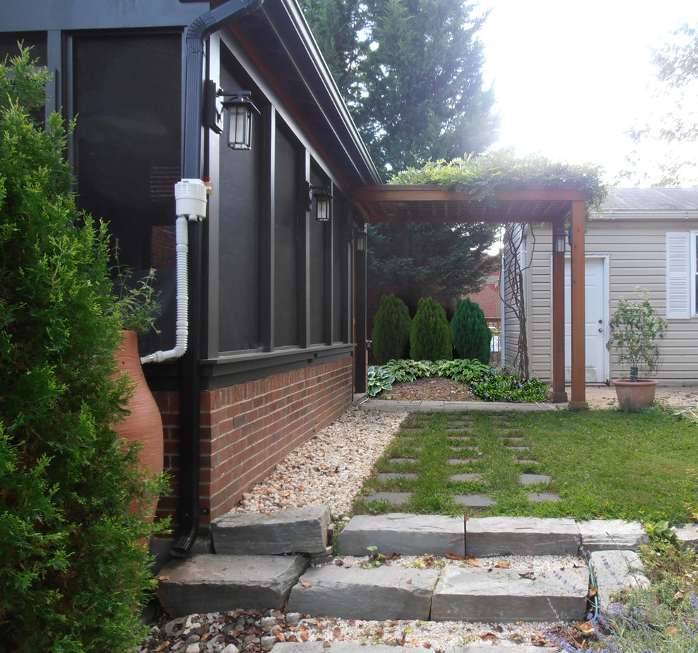 Immagine di un portico contemporaneo dietro casa con un portico chiuso, pavimentazioni in pietra naturale e una pergola