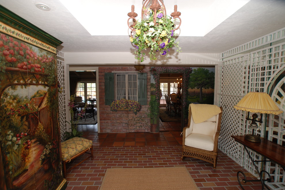 Cette photo montre un grand porche d'entrée de maison avant rétro avec une extension de toiture.