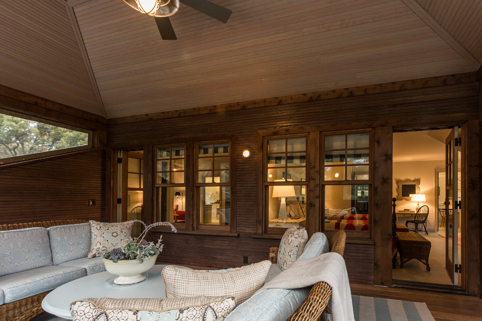 Idées déco pour un grand porche d'entrée de maison latéral classique avec une extension de toiture.