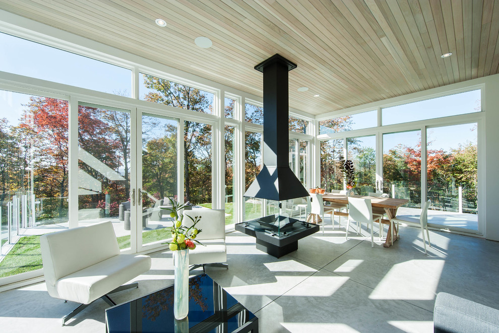 Design ideas for a contemporary veranda in Ottawa.
