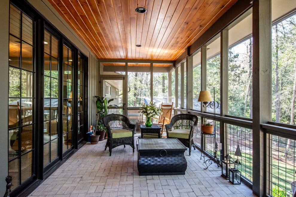 Inspiration för en mellanstor vintage veranda på baksidan av huset, med marksten i tegel och takförlängning