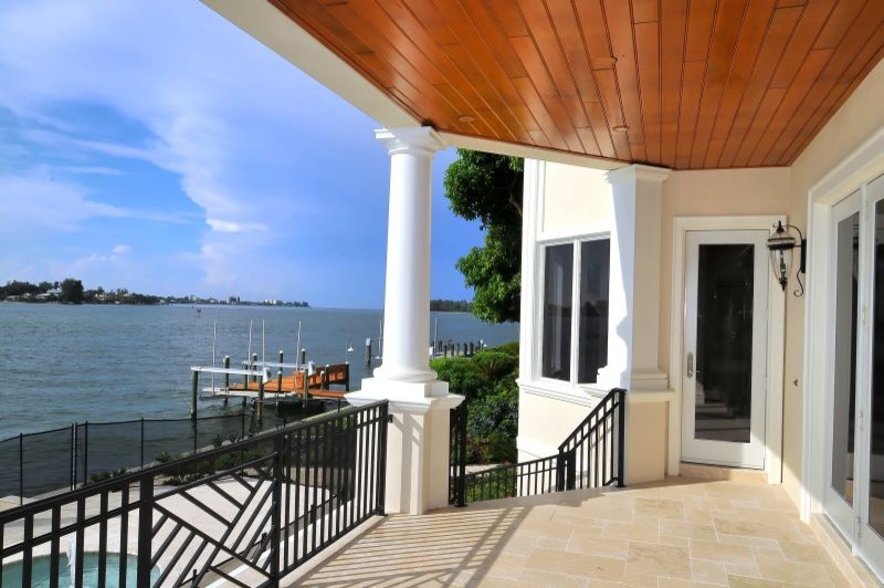 Design ideas for a traditional veranda in Tampa.