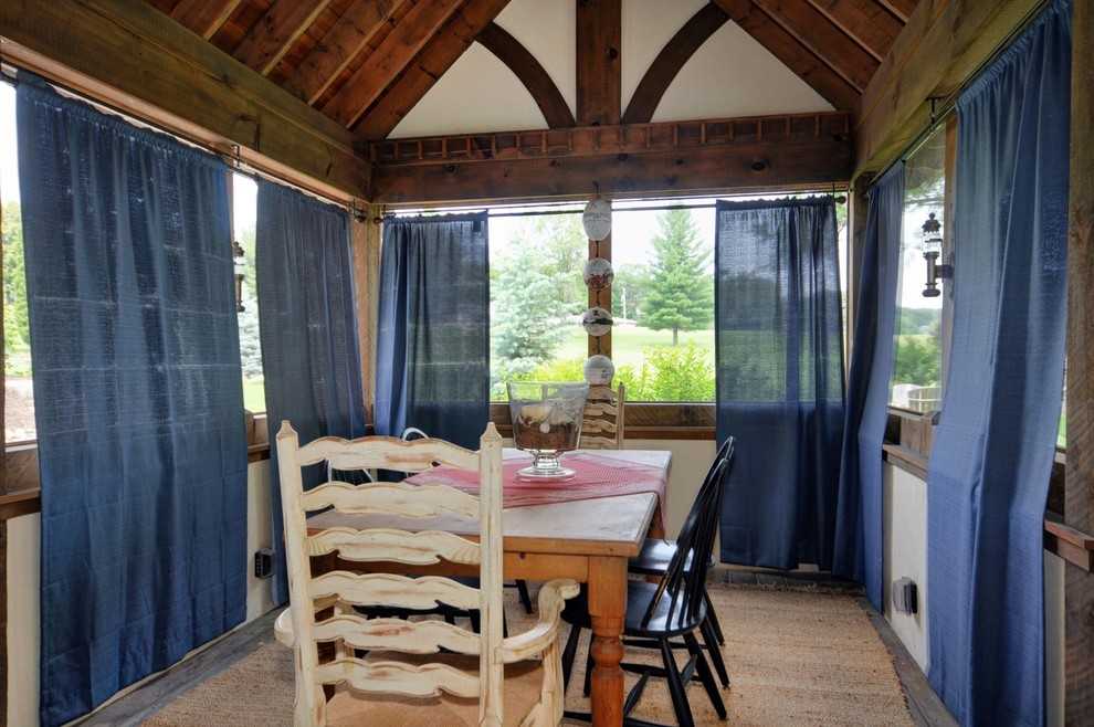 Cette photo montre un porche d'entrée de maison arrière bord de mer de taille moyenne avec une moustiquaire et une terrasse en bois.