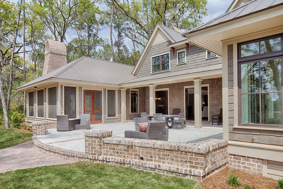 Idées déco pour un grand porche d'entrée de maison latéral classique avec des pavés en brique et une extension de toiture.