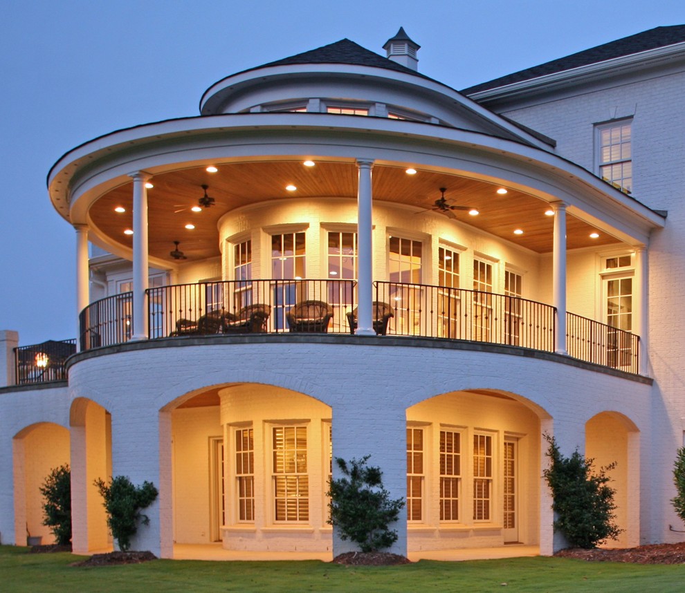 Idées déco pour un très grand porche d'entrée de maison latéral classique avec des pavés en pierre naturelle et une extension de toiture.