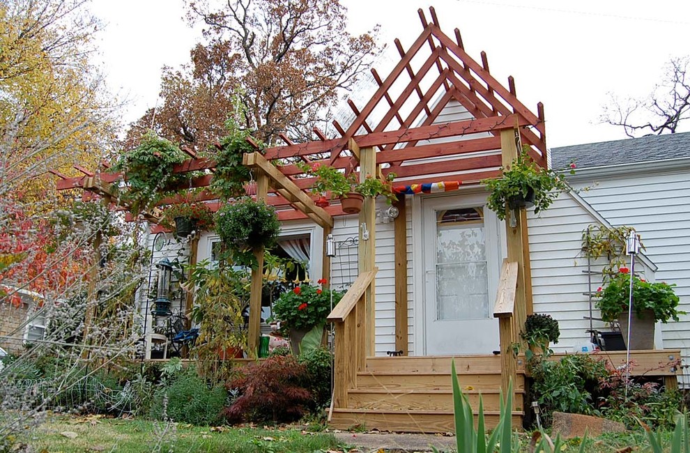 Inspiration för en mellanstor eklektisk veranda framför huset, med trädäck och en pergola