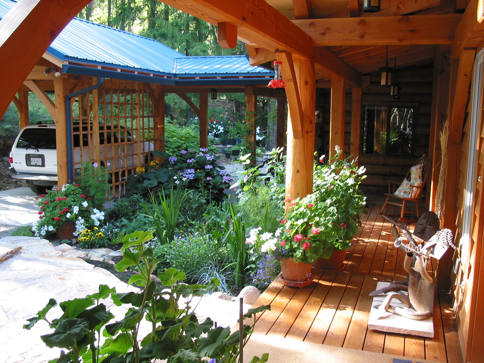 Bild på en rustik veranda, med trädäck och takförlängning