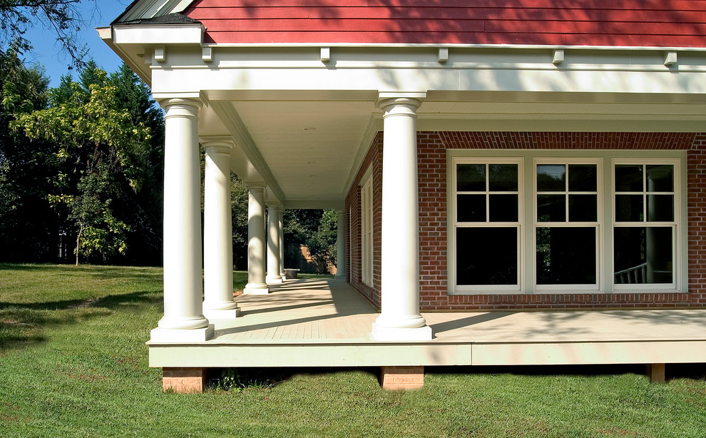 Inredning av en klassisk veranda, med trädäck och takförlängning