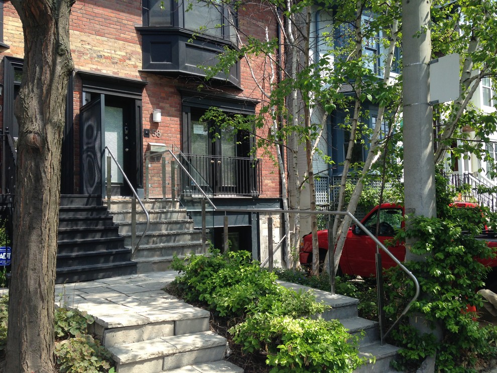 Trendy porch photo in Toronto