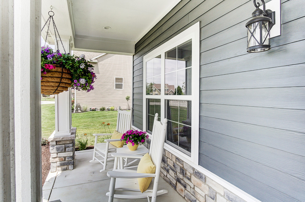 Aménagement d'un porche d'entrée de maison avant classique avec une dalle de béton et une extension de toiture.