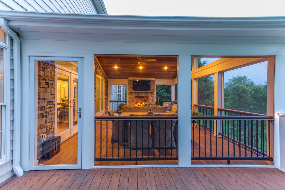 Aménagement d'un porche d'entrée de maison arrière classique avec un foyer extérieur.