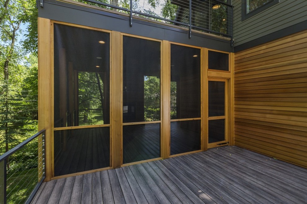 Réalisation d'un grand porche d'entrée de maison minimaliste avec une cheminée.