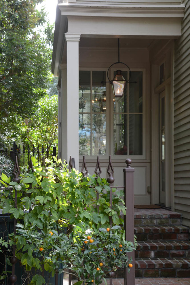 Пример оригинального дизайна: маленькая веранда на боковом дворе в классическом стиле с мощением клинкерной брусчаткой и навесом для на участке и в саду