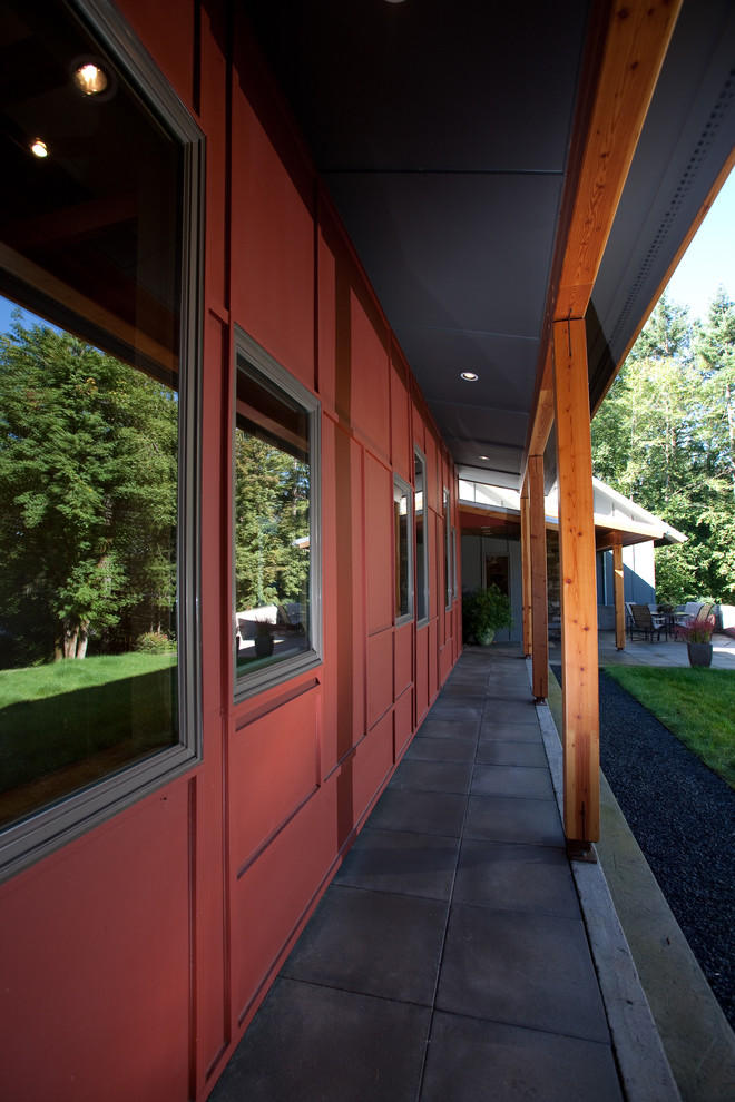Inspiration pour un porche d'entrée de maison arrière rustique de taille moyenne avec des pavés en béton et une extension de toiture.