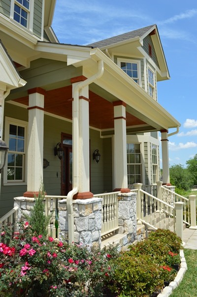 Cette image montre un porche d'entrée de maison craftsman.