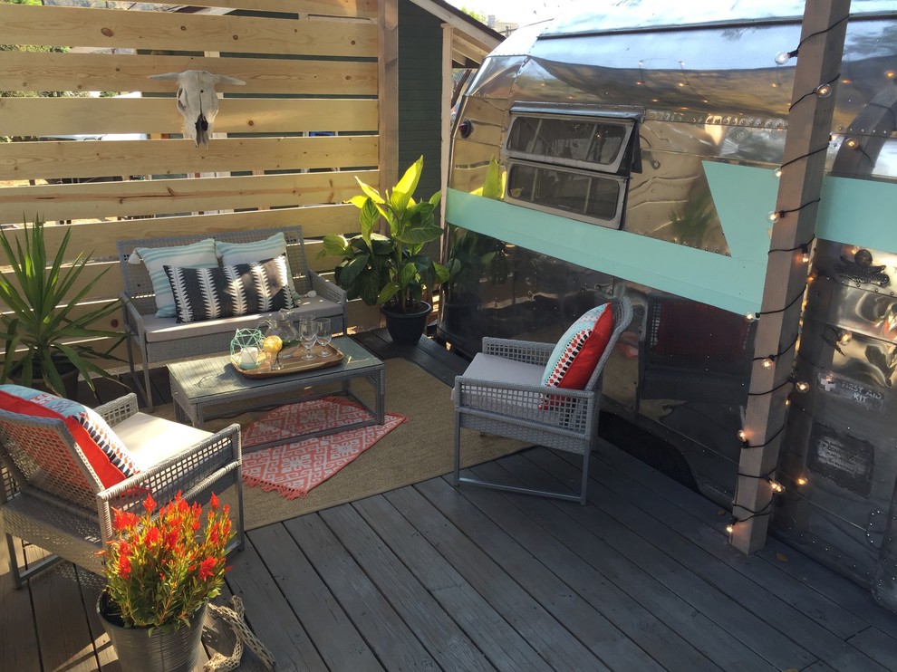 Inspiration for a small industrial front porch remodel in Los Angeles with a pergola