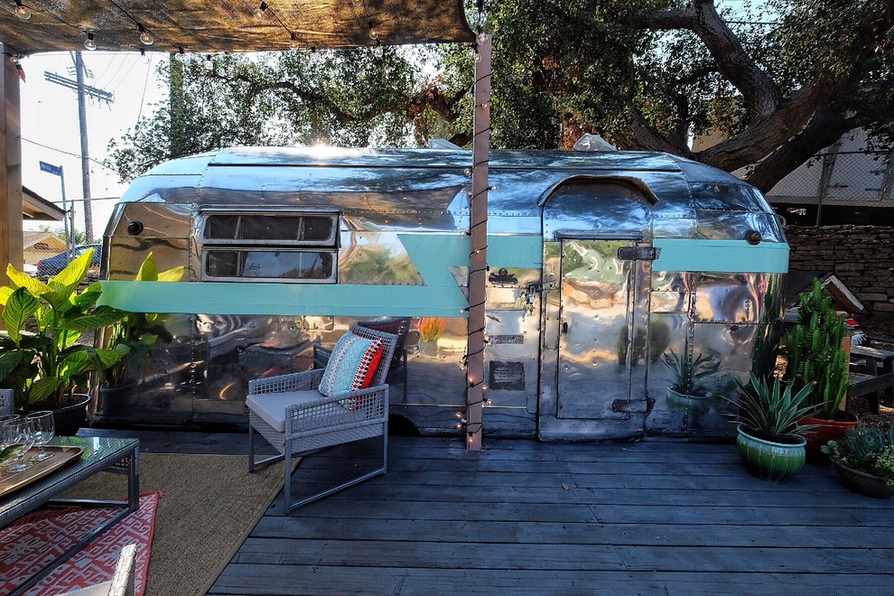 This is an example of a small urban front veranda in Los Angeles with a pergola.