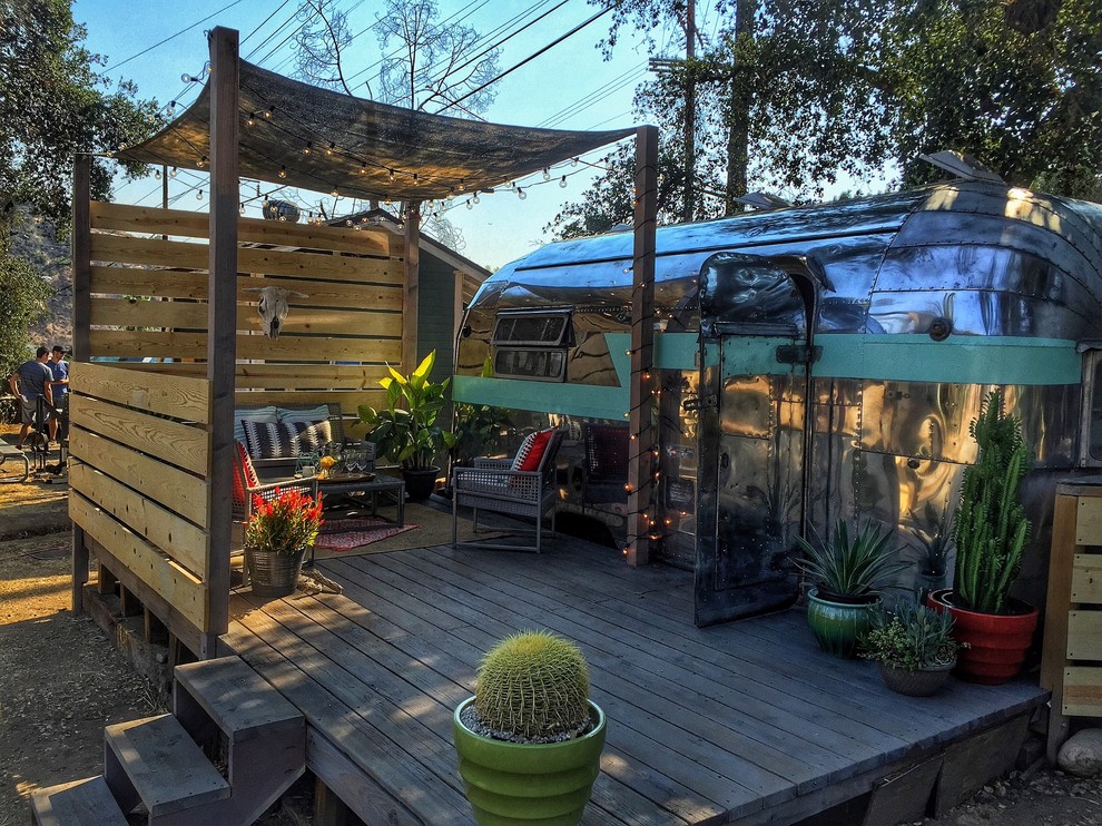 Photo of a small urban front veranda in Los Angeles with an awning.