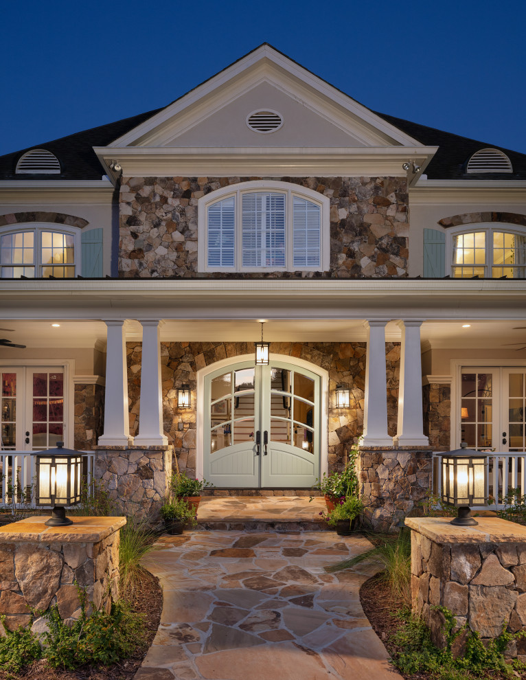 Idee per un grande portico classico davanti casa con pavimentazioni in pietra naturale e un tetto a sbalzo