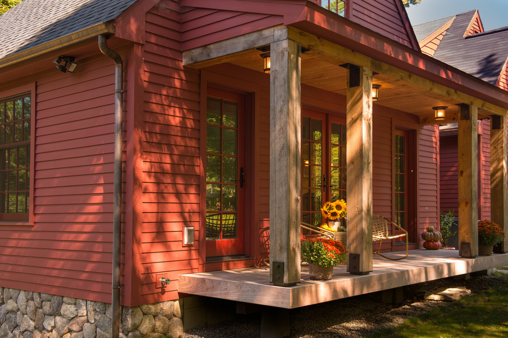 Inredning av en rustik mellanstor veranda längs med huset, med trädäck och takförlängning