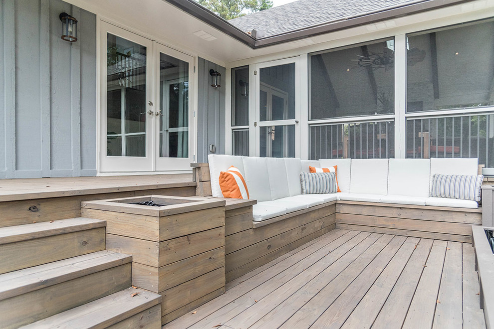 Cette photo montre un porche d'entrée de maison arrière nature de taille moyenne avec une moustiquaire, une terrasse en bois et une extension de toiture.