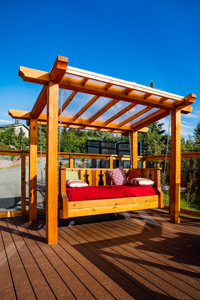 Diseño de terraza de estilo americano de tamaño medio en patio delantero con jardín de macetas, entablado y pérgola