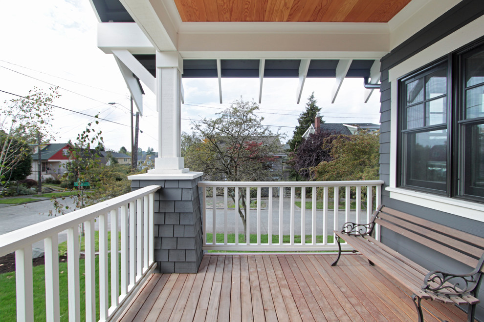 Esempio di un portico american style di medie dimensioni e davanti casa con pedane e un tetto a sbalzo