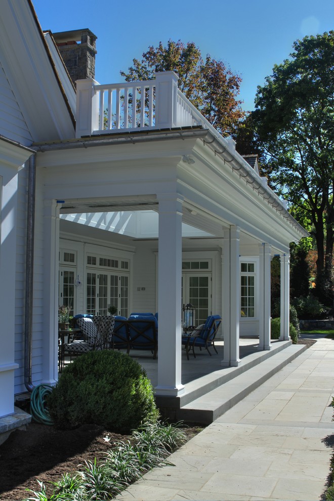 Пример оригинального дизайна: большая веранда на заднем дворе в классическом стиле с покрытием из каменной брусчатки