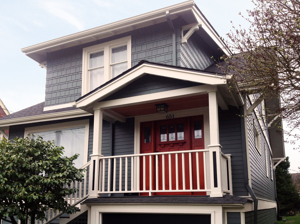 Exempel på en liten amerikansk veranda framför huset, med takförlängning