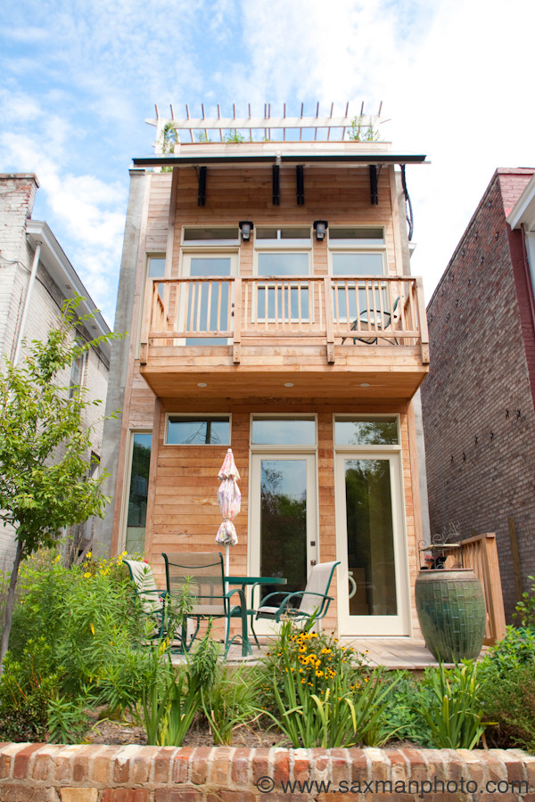Aménagement d'un porche d'entrée de maison arrière classique avec une terrasse en bois.